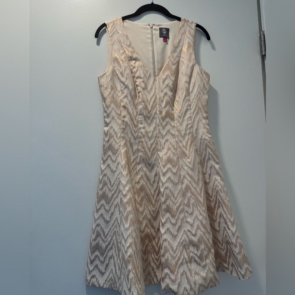 Vince Camuto Size 4 Metallic Gold Jacquard Fit & Flare Cocktail Dress V-Neck